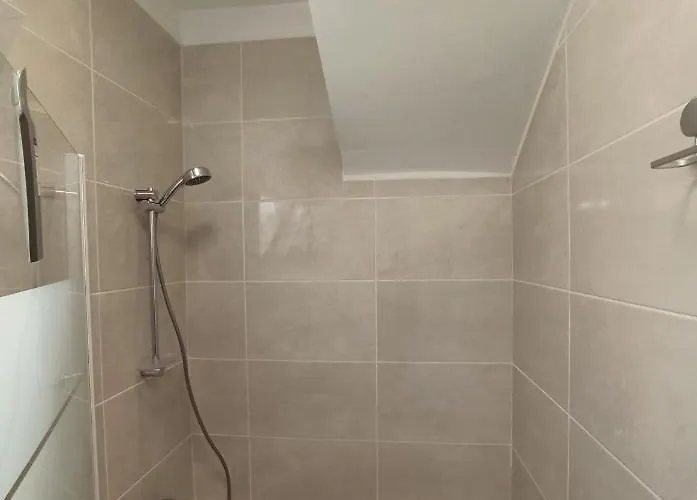 Golfsur-jacuzzi-privateparking-2bath-4bedroom-4tv-netflx-fastwifi شقة