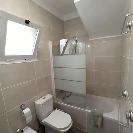 Golfsur-jacuzzi-privateparking-2bath-4bedroom-4tv-netflx-fastwifi Lägenhet *