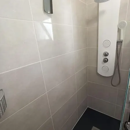 Golfsur-jacuzzi-privateparking-2bath-4bedroom-4tv-netflx-fastwifi * 圣米格尔德阿沃纳