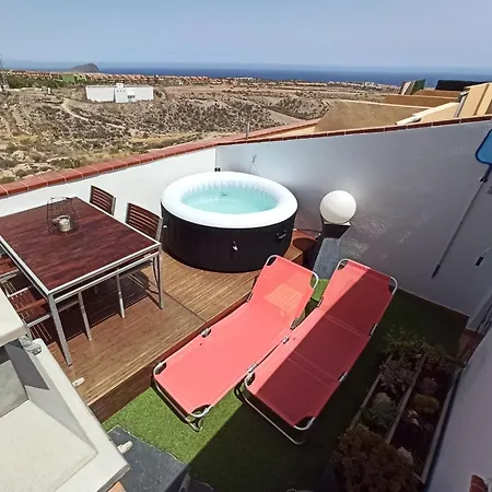 Golfsur-jacuzzi-privateparking-2bath-4bedroom-4tv-netflx-fastwifi * San Miguel de Abona