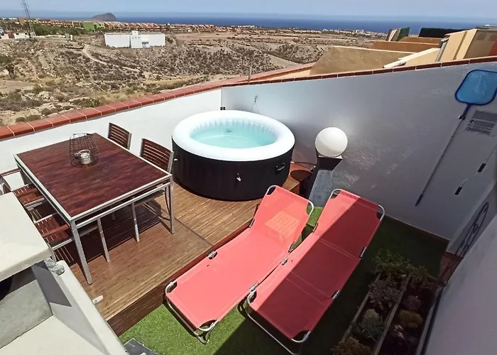 Golfsur-jacuzzi-privateparking-2bath-4bedroom-4tv-netflx-fastwifi * San Miguel de Abona